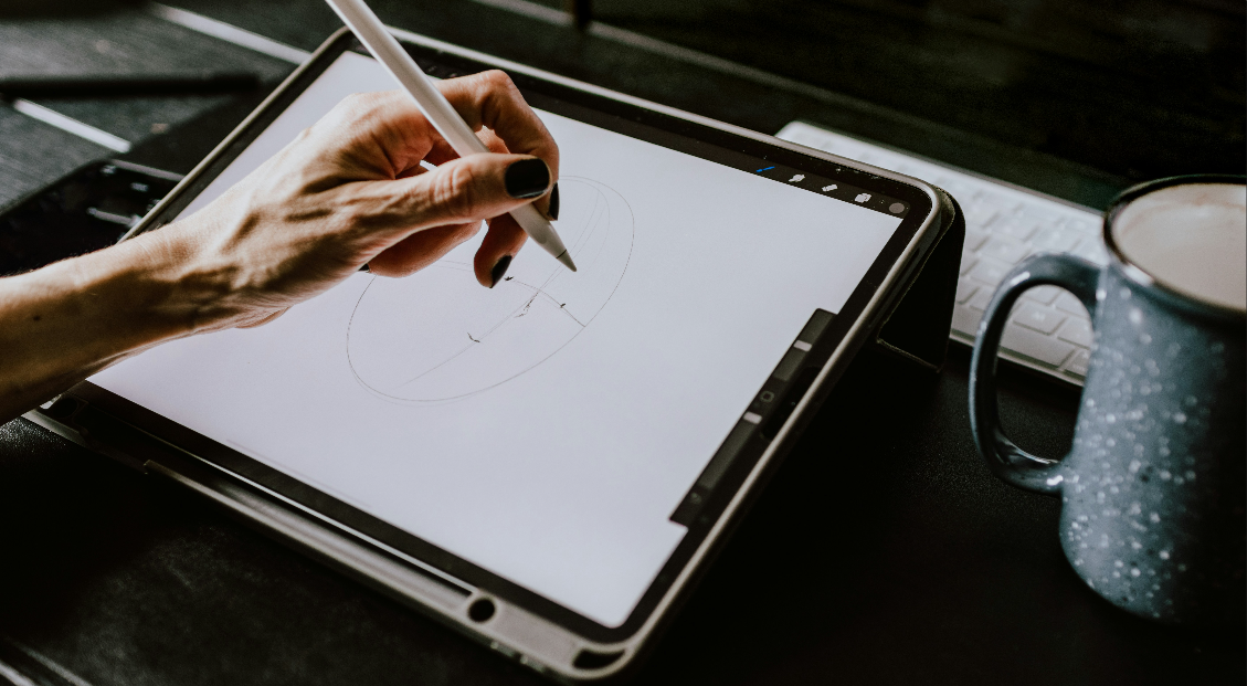Designer a esboçar num tablet